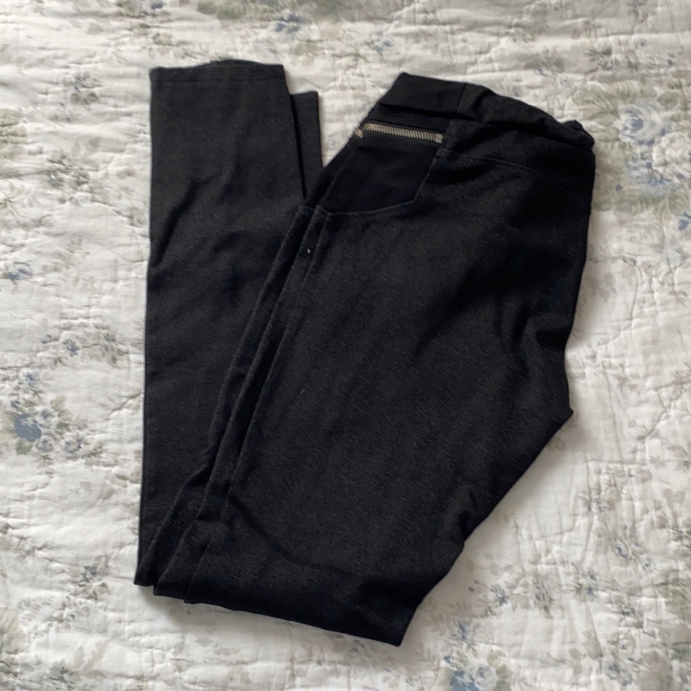 Gray leggings with black detail and zipper